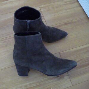 STUART WEITSMAN OLIVE GREEN SUEDE SIDE ZIP ANKLE BOOTIES DISPLAY MODEL SIZE 8 W